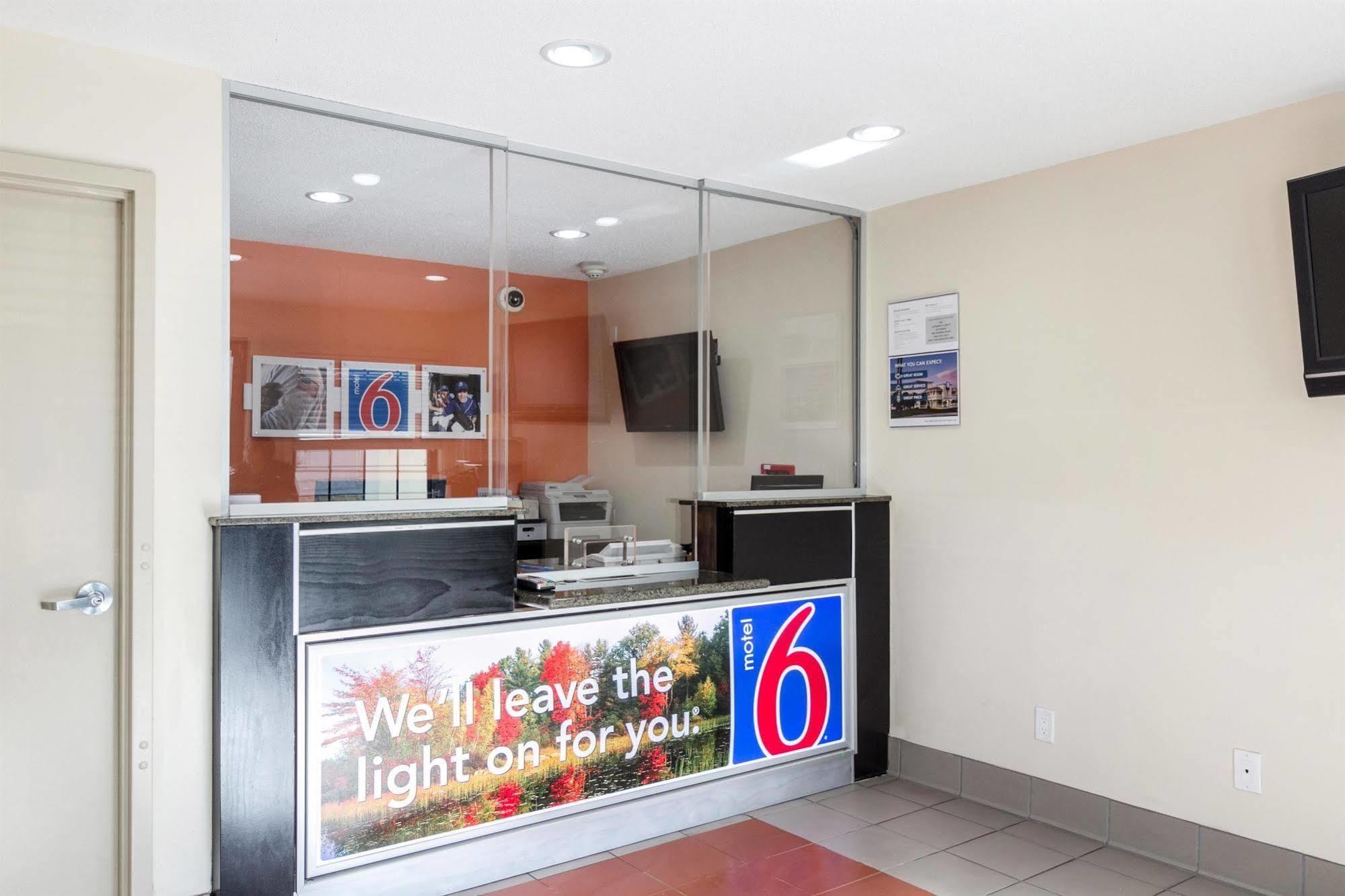 Motel 6 New Brunswick Bagian luar foto