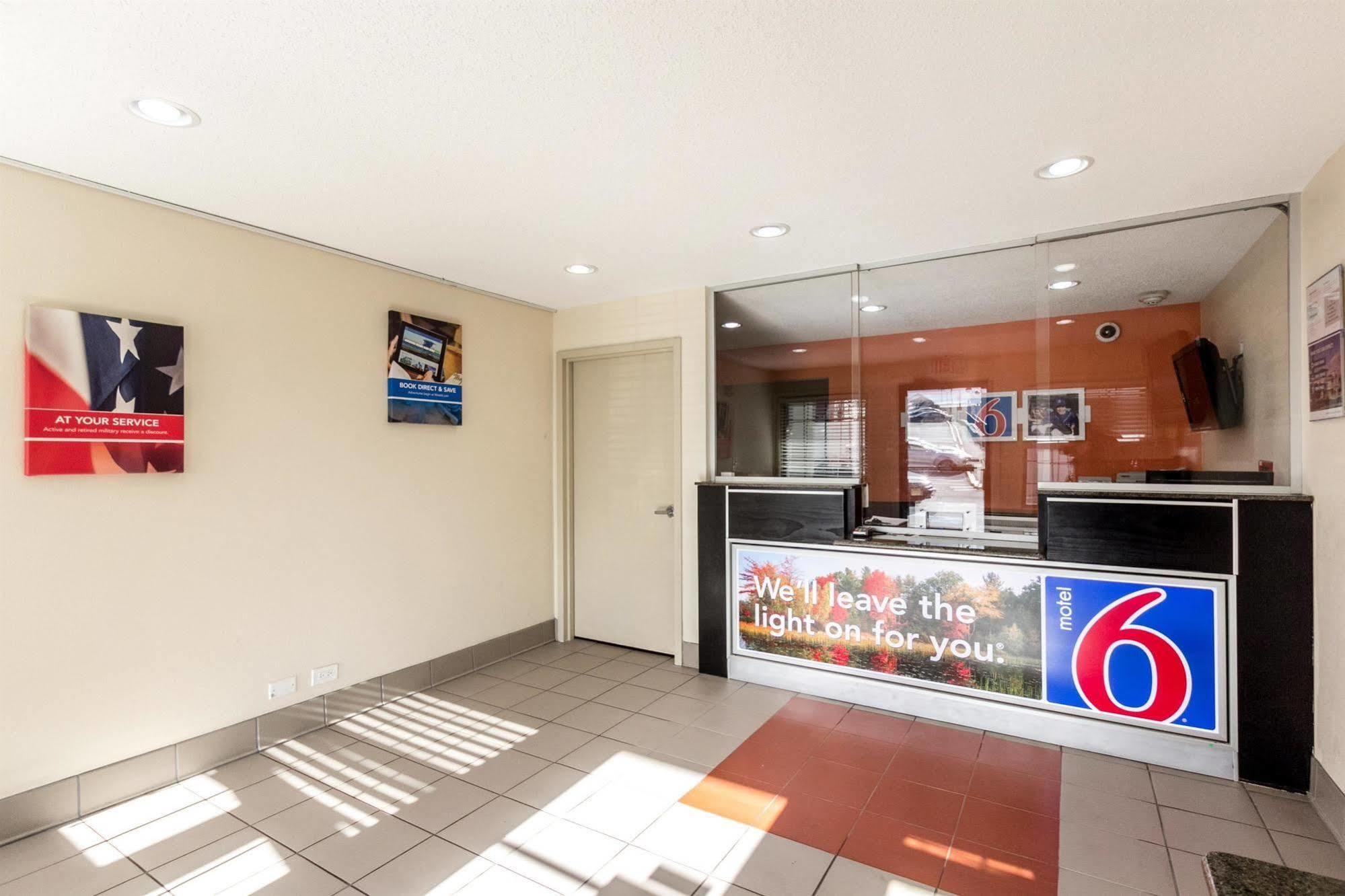 Motel 6 New Brunswick Bagian luar foto